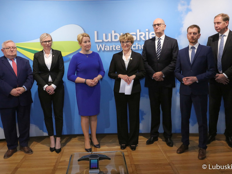 Uczestnicy konferencji prasowej podczas VII Szczytu Politycznego Partnerstwo Odry w Zielonej Górze