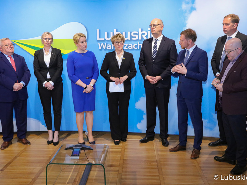 Uczestnicy konferencji prasowej podczas VII Szczytu Politycznego Partnerstwo Odry w Zielonej Górze