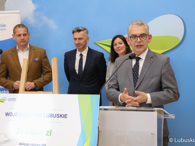 Rektor Uniwersytetu Zielonogórskiego prof. dr hab. Wojciech Strzyżewski (przy mikrofonie). Z tyłu od lewej: Wicemarszałek Województwa Lubuskiego Łukasz Porycki, Poseł RP Waldemar Sługocki oraz kanclerz UZ Katarzyna Łasińska. 