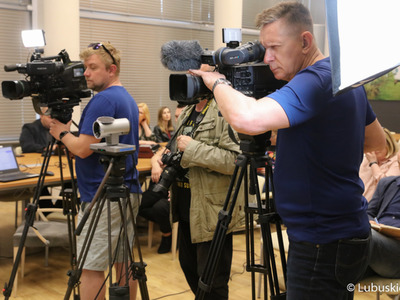 Dziennikarze w sali prasowej podczas konferencji nt. dotacji dla Uniwersytetu Zielonogórskiego na tworzenie nowych kierunków na uczelni