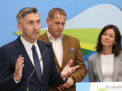 Poseł RP Waldemar Sługocki (przy mikrofonie) podczas konferencji prasowej. Za nim Wicemarszałek Województwa Lubuskiego Łukasz Porycki oraz kanclerz UZ Katarzyna Łasińska