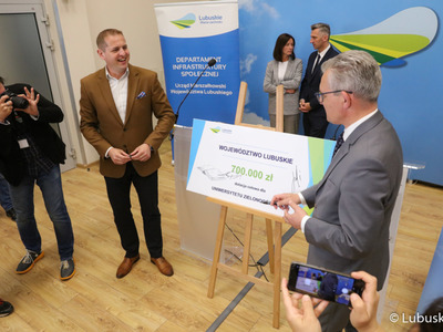 Wicemarszałek Województwa Lubuskiego Łukasz Porycki (z lewej) oraz rektor Uniwersytetu Zielonogórskiego prof. dr hab. Wojciech Strzyżewski (z prawej) po podpisaniu symbolicznego czeku na dotację dla UZ na tworzenie nowych kierunków na uczelni