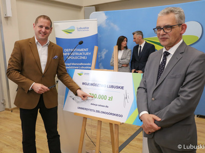 Wicemarszałek Województwa Lubuskiego Łukasz Porycki (z lewej) oraz rektor Uniwersytetu Zielonogórskiego prof. dr hab. Wojciech Strzyżewski (z prawej). Z tyłu Poseł RP Waldemar Sługocki oraz kanclerz UZ Katarzyna Łasińska.
