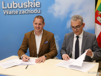 Wicemarszałek Województwa Lubuskiego Łukasz Porycki (z lewej) oraz rektor Uniwersytetu Zielonogórskiego prof. dr hab. Wojciech Strzyżewski (z prawej) podpisują umowę na dotację dla UZ na tworzenie nowych kierunków na uczelni