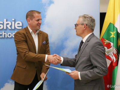Wicemarszałek Województwa Lubuskiego Łukasz Porycki (z lewej) oraz rektor Uniwersytetu Zielonogórskiego prof. dr hab. Wojciech Strzyżewski (z prawej) po podpisaniu umowy na dotację dla UZ na tworzenie nowych kierunków na uczelni