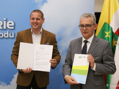 Wicemarszałek Województwa Lubuskiego Łukasz Porycki (z lewej) oraz rektor Uniwersytetu Zielonogórskiego prof. dr hab. Wojciech Strzyżewski (z prawej) po podpisaniu umowy na dotację dla UZ na tworzenie nowych kierunków na uczelni