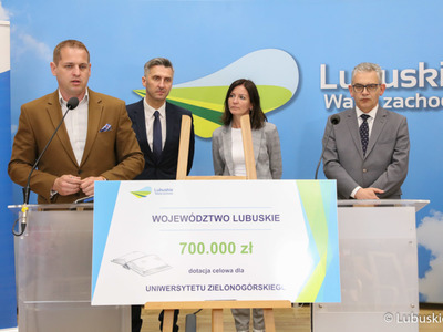 Wicemarszałek Województwa Lubuskiego Łukasz Porycki (przy mikrofonie) podczas konferencji prasowej. Z tyłu od lewej: Poseł RP Waldemar Sługocki, kanclerz UZ Katarzyna Łasińska oraz rektor Uniwersytetu Zielonogórskiego prof. dr hab. Wojciech Strzyżewski.