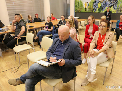 Dziennikarze w sali prasowej podczas konferencji nt. dotacji dla Uniwersytetu Zielonogórskiego na tworzenie nowych kierunków na uczelni
