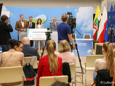 Wicemarszałek Województwa Lubuskiego Łukasz Porycki (przy mikrofonie) podczas konferencji prasowej. Z tyłu od lewej: Poseł RP Waldemar Sługocki, kanclerz UZ Katarzyna Łasińska oraz rektor Uniwersytetu Zielonogórskiego prof. dr hab. Wojciech Strzyżewski.