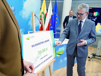 Rektor Uniwersytetu Zielonogórskiego prof. dr hab. Wojciech Strzyżewski podpisuje symboliczny czek na dotacje dla Uniwersytetu Zielonogórskiego