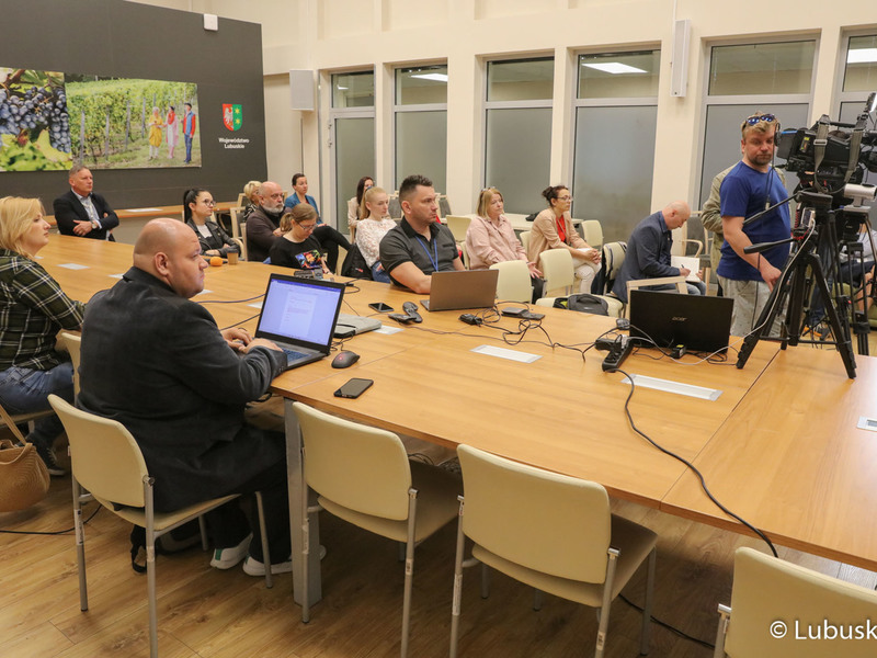 Dziennikarze w sali prasowej podczas konferencji nt. dotacji dla Uniwersytetu Zielonogórskiego na tworzenie nowych kierunków na uczelni