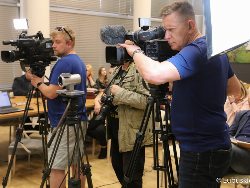 Dziennikarze w sali prasowej podczas konferencji nt. dotacji dla Uniwersytetu Zielonogórskiego na tworzenie nowych kierunków na uczelni