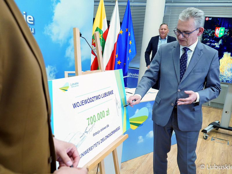Rektor Uniwersytetu Zielonogórskiego prof. dr hab. Wojciech Strzyżewski podpisuje symboliczny czek na dotacje dla Uniwersytetu Zielonogórskiego