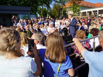 W środowe popołudnie, 18 maja 2022 r.,  Donald Tusk spotkał się z mieszkańcami w Parku Tysiąclecia w Krośnie Odrzańskim