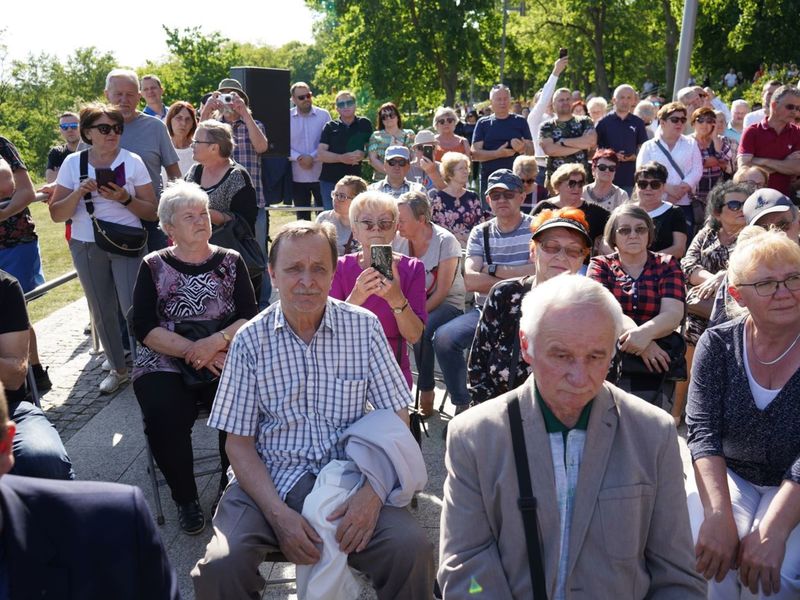 W środowe popołudnie, 18 maja 2022 r.,  Donald Tusk spotkał się z mieszkańcami w Parku Tysiąclecia w Krośnie Odrzańskim