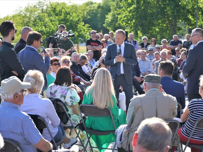 W środowe popołudnie, 18 maja 2022 r.,  Donald Tusk spotkał się z mieszkańcami w Parku Tysiąclecia w Krośnie Odrzańskim