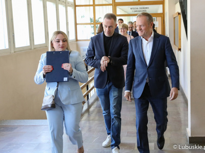 Przewodniczący PO Donald Tusk udaje się na spotkanie ze studentami Uniwersytetu Zielonogórskiego oraz mieszkańcami Zielonej Góry w Auli UZ 