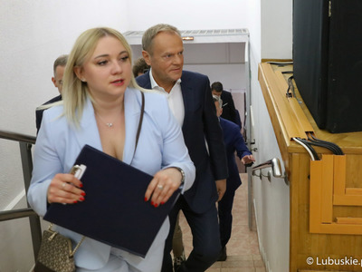Przewodniczący PO Donald Tusk udaje się na spotkanie ze studentami Uniwersytetu Zielonogórskiego oraz mieszkańcami Zielonej Góry w Auli UZ 