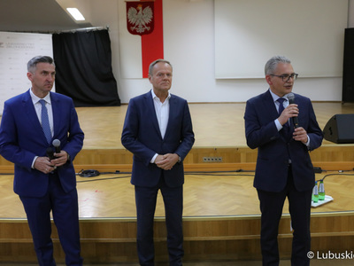 Przewodniczący PO Donald Tusk (w środku), poseł RP Waldemar Sługocki (z lewej) oraz Rektor UZ prof. dr hab. Wojciech Strzyżewski na spotkaniu ze studentami Uniwersytetu Zielonogórskiego oraz mieszkańcami Zielonej Góry w Auli UZ 