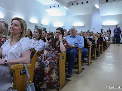 Studenci Uniwersytetu Zielonogórskiego oraz mieszkańcy Zielonej Góry na spotkaniu z przewodniczącym PO Donaldem Tuskiem w Auli UZ 
