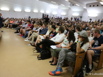 Spotkanie przewodniczącego PO Donalda Tuska ze studentami Uniwersytetu Zielonogórskiego oraz mieszkańcami Zielonej Góry w Auli UZ 