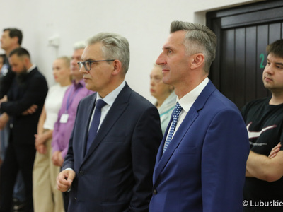 Poseł RP Waldemar Sługocki (z prawej) oraz Rektor UZ prof. dr hab. Wojciech Strzyżewski na spotkaniu z przewodniczącym PO Donaldem Tuskiem w Auli Uniwersytetu Zielonogórskiego  