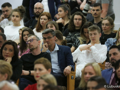 Studenci Uniwersytetu Zielonogórskiego oraz mieszkańcy Zielonej Góry na spotkaniu z przewodniczącym PO Donaldem Tuskiem w Auli UZ 