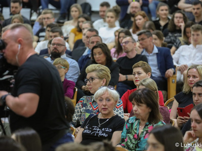 Studenci Uniwersytetu Zielonogórskiego oraz mieszkańcy Zielonej Góry na spotkaniu z przewodniczącym PO Donaldem Tuskiem w Auli UZ 