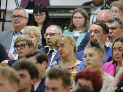 Studenci Uniwersytetu Zielonogórskiego oraz mieszkańcy Zielonej Góry na spotkaniu z przewodniczącym PO Donaldem Tuskiem w Auli UZ 