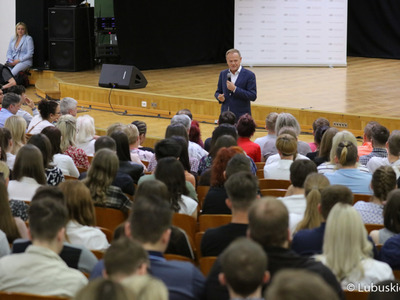 Spotkanie przewodniczącego PO Donalda Tuska ze studentami Uniwersytetu Zielonogórskiego oraz mieszkańcami Zielonej Góry w Auli UZ 