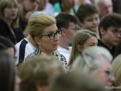 Posłanka Ro Katarzyna Osos (w centrum) podczas spotkania z przewodniczącym PO Donaldem Tuskiem w Auli UZ