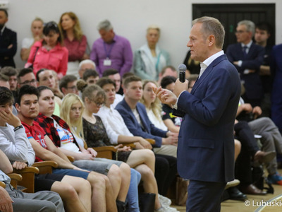 Spotkanie przewodniczącego PO Donalda Tuska ze studentami Uniwersytetu Zielonogórskiego oraz mieszkańcami Zielonej Góry w Auli UZ 