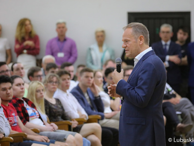 Spotkanie przewodniczącego PO Donalda Tuska ze studentami Uniwersytetu Zielonogórskiego oraz mieszkańcami Zielonej Góry w Auli UZ 