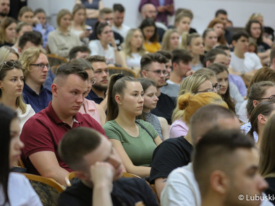 Studenci Uniwersytetu Zielonogórskiego oraz mieszkańcy Zielonej Góry na spotkaniu z przewodniczącym PO Donaldem Tuskiem w Auli UZ 