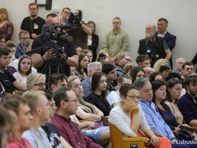 Studenci Uniwersytetu Zielonogórskiego oraz mieszkańcy Zielonej Góry na spotkaniu z przewodniczącym PO Donaldem Tuskiem w Auli UZ 