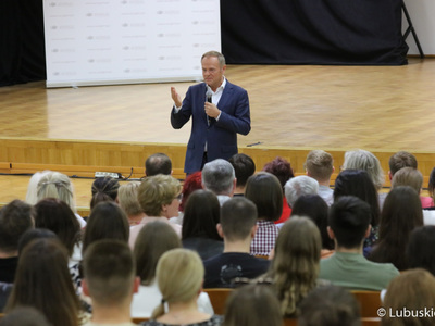 Spotkanie przewodniczącego PO Donalda Tuska ze studentami Uniwersytetu Zielonogórskiego oraz mieszkańcami Zielonej Góry w Auli UZ 