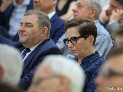 Radny wojewódzki Grzegorz Potęga oraz posłanka RP Krystyna Sibińska na spotkaniu z przewodniczącym PO Donaldem Tuskiem w Auli UZ