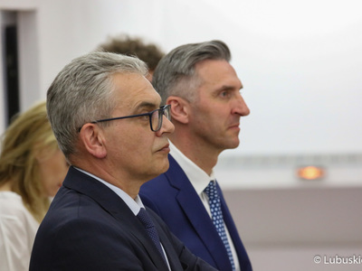 Rektor UZ prof. dr hab. Wojciech Strzyżewski (na pierwszym planie oraz Poseł RP Waldemar Sługocki na spotkaniu z przewodniczącym PO Donaldem Tuskiem w Auli Uniwersytetu Zielonogórskiego  