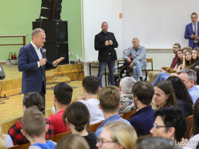 Spotkanie przewodniczącego PO Donalda Tuska ze studentami Uniwersytetu Zielonogórskiego oraz mieszkańcami Zielonej Góry w Auli UZ 