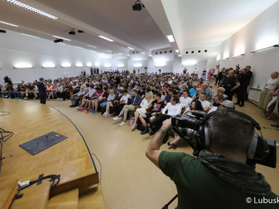 Spotkanie przewodniczącego PO Donalda Tuska ze studentami Uniwersytetu Zielonogórskiego oraz mieszkańcami Zielonej Góry w Auli UZ 