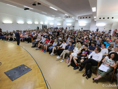 Spotkanie przewodniczącego PO Donalda Tuska ze studentami Uniwersytetu Zielonogórskiego oraz mieszkańcami Zielonej Góry w Auli UZ 