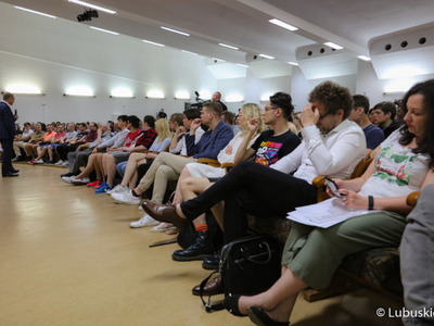 Spotkanie przewodniczącego PO Donalda Tuska ze studentami Uniwersytetu Zielonogórskiego oraz mieszkańcami Zielonej Góry w Auli UZ 