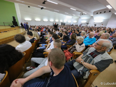 Studenci Uniwersytetu Zielonogórskiego oraz mieszkańcy Zielonej Góry na spotkaniu z przewodniczącym PO Donaldem Tuskiem w Auli UZ 