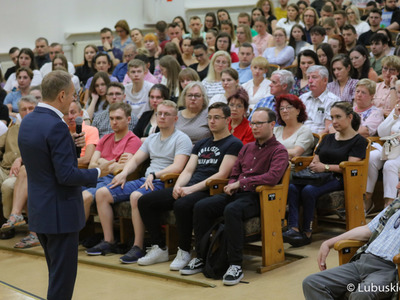 Spotkanie przewodniczącego PO Donalda Tuska ze studentami Uniwersytetu Zielonogórskiego oraz mieszkańcami Zielonej Góry w Auli UZ 