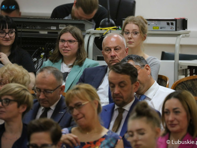 Uczestnicy spotkania z przewodniczącym PO Donaldem Tuskiem w Auli UZ. Na zdjęciu (w centrum) Członek Zarządu Woj. Lubuskiego Marcin Jabłoński