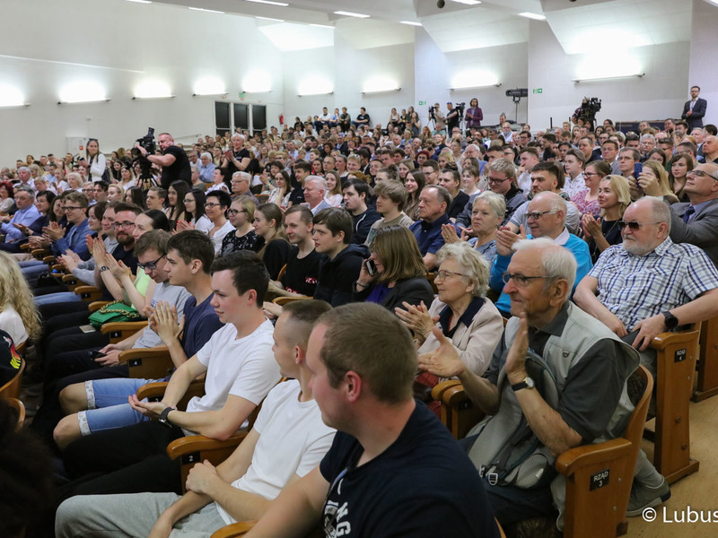Spotkanie przewodniczącego PO Donalda Tuska ze studentami Uniwersytetu Zielonogórskiego oraz mieszkańcami Zielonej Góry w Auli UZ