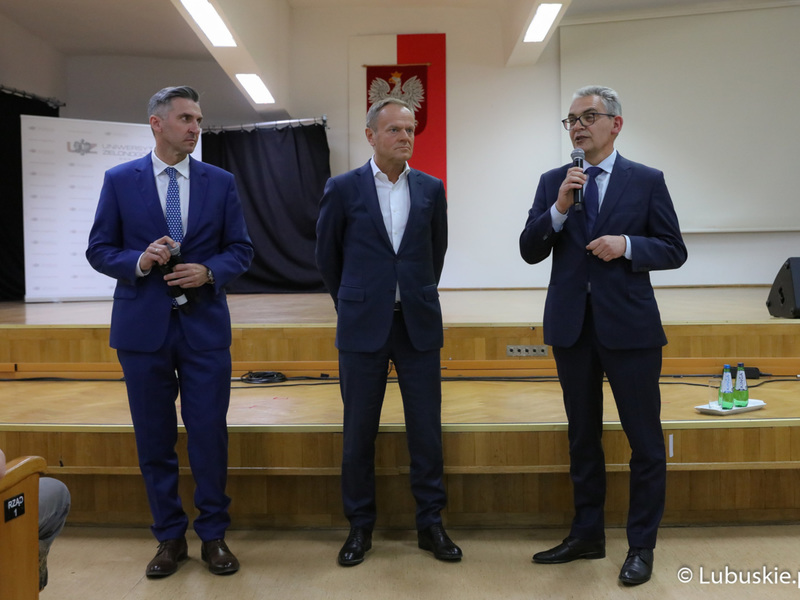Przewodniczący PO Donald Tusk (w środku), poseł RP Waldemar Sługocki (z lewej) oraz Rektor UZ prof. dr hab. Wojciech Strzyżewski na spotkaniu ze studentami Uniwersytetu Zielonogórskiego oraz mieszkańcami Zielonej Góry w Auli UZ