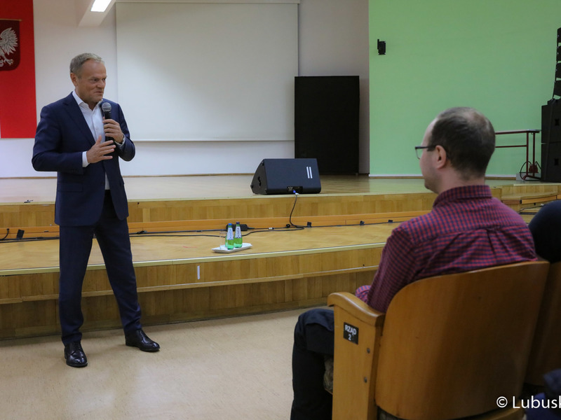 Przewodniczący PO Donald Tusk na spotkaniu ze studentami Uniwersytetu Zielonogórskiego oraz mieszkańcami Zielonej Góry w Auli UZ