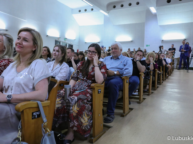 Studenci Uniwersytetu Zielonogórskiego oraz mieszkańcy Zielonej Góry na spotkaniu z przewodniczącym PO Donaldem Tuskiem w Auli UZ