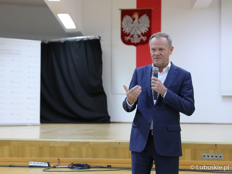 Przewodniczący PO Donald Tusk na spotkaniu ze studentami Uniwersytetu Zielonogórskiego oraz mieszkańcami Zielonej Góry w Auli UZ